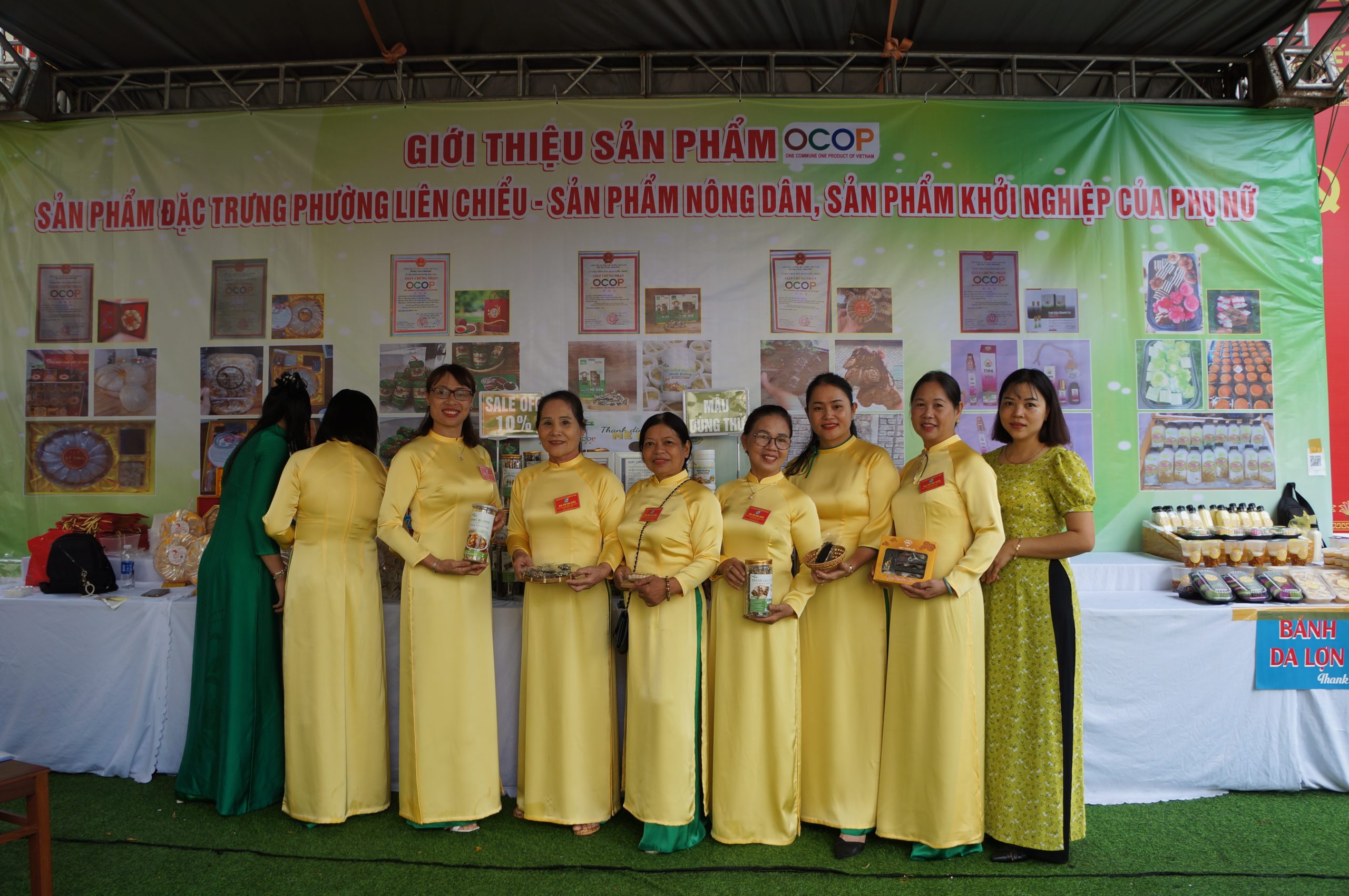 Khu trưng bày sản phẩm các gian hàng ở Đại hội